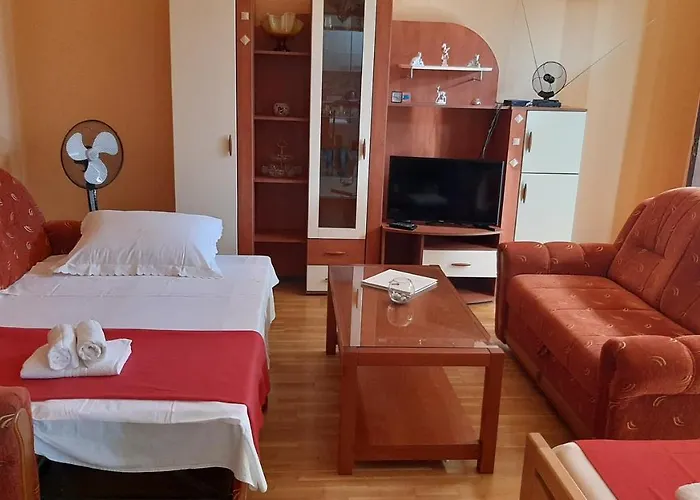 Lucy * بودْسْتغانا