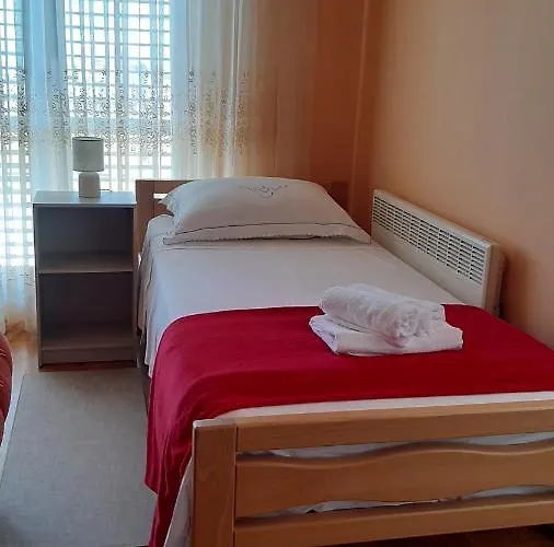 Lucy بودْسْتغانا