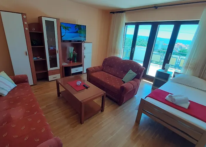 Lucy بودْسْتغانا